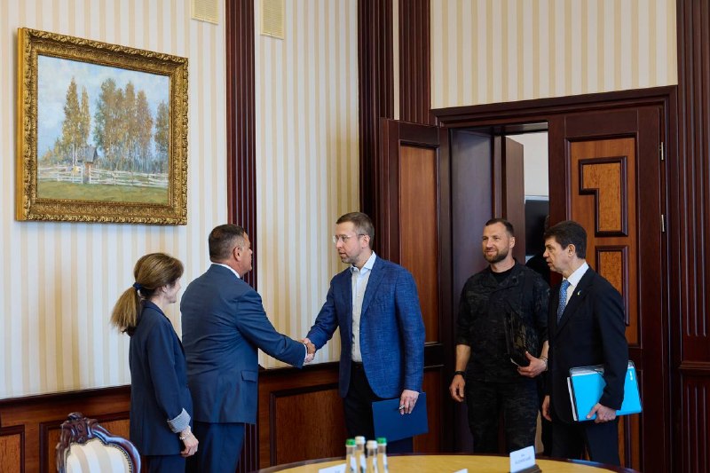 Україна та Raytheon обговорили ракети Patriot і спільне виробництво ППО.
Прем'єр Сергій Корецький та т.в.о. міністра оборони Євгеній Хмара провели переговори з керівництвом Raytheon щодо прискорення постачання ракет до систем Patriot перед зимою, розширення їх виробництва та посилення українського ОПК.
Окремо сторони обговорили запуск спільного виробництва засобів ППО в Україні.