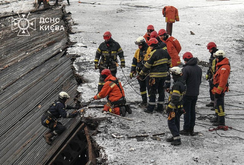 Ситуація у Києві залишається надскладною. Підрозділи ДСНС України працюють у максимальному складі, додатково залучені придані сили з інших регіонів.
Обсяг аварійно-відновлювальних робіт значний. На об’єктах задіяні верхолази та спецпідрозділ «Дельта».
Був з рятувальниками на одному з таких об’єктів. Умови роботи вкрай складні: сильний мороз, значне фізичне навантаження, люди потомлені. Сьогоднішня трагедія теж морально вдарила по нам усім.
Але однозначно налаштовані якнайшвидше завершити роботи. У професіоналізмі та витримці ДСНСників сумнівів немає.
Паралельно з аварійно-відновлювальними роботами у столиці розгорнута масштабна система допомоги людям.
Понад 90 пунктів обігріву ДСНС працюють у Києві цілодобово, додаткові намети обігріву розгорнуті безпосередньо у дворах багатоповерхових будинків, щоб допомога була максимально близько до людей. Там завдяки співпраці ДСНС з World Central Kitchen та Червоним Хрестом мешканці можуть отримати й гарячу їжу.
З огляду на потребу, прийняли рішення розгортати додаткові великі намети обігріву, розраховані щонайменше на 40 осіб.
Основна їхня функція - надати можливість зігрітися, зарядити ґаджети, випити гарячого чаю. За потреби - отримати психологічну підтримку.
Ефективність реагування в умовах надзвичайної ситуації напряму залежить від злагодженості дій усіх відповідальних сторін. Координація з місцевими органами влади має бути максимально оперативною і практичною - без втрати часу, який у таких умовах вимірюється ліченими хвилинами.
Під час об’їзду пунктів обігріву, де цілодобово чергують рятувальники, поліцейські та нацгвардійці, я звернув увагу на базові питання, які мають вирішуватися системно і заздалегідь. От навіть найпростіше - очищення доріг і прибудинкових територій від снігу та льоду. Зараз доступ спецтехніки у двори багатоповерхівок суттєво ускладнений, а це напряму впливає на швидкість допомоги людям.
І це лише один із прикладів завдань, що належать до зони відповідальності місцевої влади, але в критичний момент їх фактично змушені компенсувати служби системи МВС.
Рятувальники, поліція, волонтери, самоорганізовані мешканці демонструють високий рівень відповідальності й взаємодії. Всі очікують такого ж рівня практичних дій і від столичної влади.
У кризових умовах потрібні не звіти у соцмережах, а конкретні рішення та щоденна робота на результат для людей.
