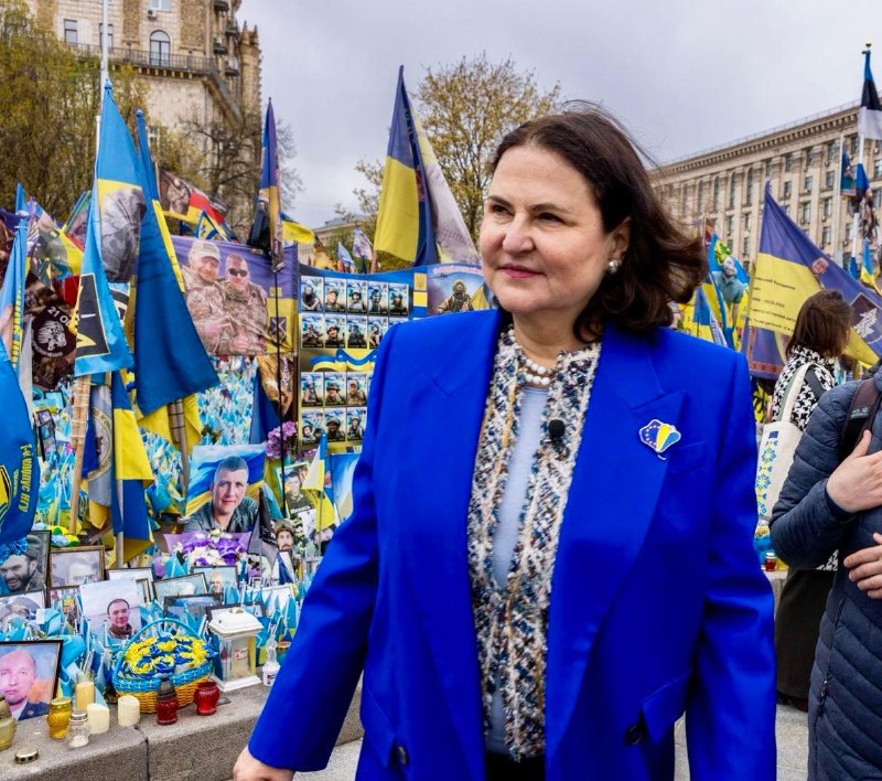 "Ми залишаємося з Україною": в ЄС відреагували на заклик російського МЗС залишити Київ.
Посолка Європейського Союзу в Україні Катаріна Матернова заявила, що європейські дипломати залишаться в Києві попри погрози країни-агресорки рф. Вона зазначила, що росія хоче страху, паніки та ізоляції України, але це не спрацює.
"Це не спрацює. ЄС нікуди не піде. Ми залишаємося в Києві. Ми залишаємося з Україною", – запевнила Матернова. Вона додала, що погрози на адресу дипломатів та міжнародних організацій є ознакою не сили, а відчаю.
Детальніше.