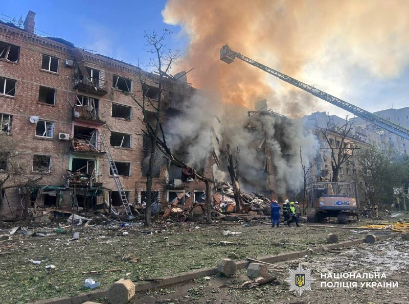 ‼ Кількість жертв ворожої атаки на Київ 24 травня зросла до трьох осіб.
У ході проведення аварійно-рятувальних робіт було виявлено фрагменти тіла людини, які ймовірно можуть належати мешканці напівзруйнованого будинку у Шевченківському районі. Жінка вважається безвісно зниклою.
Для остаточної ідентифікації буде призначено ДНК експертизу.