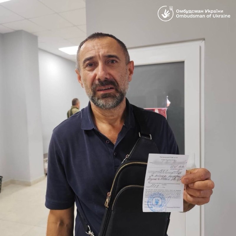 ‼ Чоловіка з інвалідністю незаконно утримували в ТЦК та СП, — Лубінець.
За словами омбудсмана, йдеться про мешканця Закарпатської області 1970 року народження. Чоловік мав документи, які підтверджували його законне право на відстрочку, але співробітники ТЦК їх просто проігнорували.
Крім того, чоловік хворіє на туберкульоз, потребує постійного лікування та регулярного приймання ліків — жодної медичної допомоги, попри звернення, він не отримав. Відпустили постраждалого лише після втручання омбудсмана.