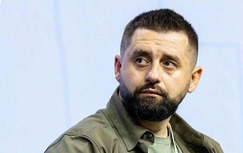 Наступні 6 місяців мають стати часом максимальної концентрації та стабілізації роботи країни, - Арахамія.
"Наш пріоритет - забезпечити стійкість державних інституцій, підтримку армії, своєчасні виплати людям, роботу енергетики, економіки та місцевого самоврядування. Також маємо продовжувати робити кроки, які наближають нас до вступу в Євросоюз", - заявив голова фракції "Слуги Народу" після зустрічі з Володимиром Зеленським.
Читай тільки суть з РБК-Україна у Google.