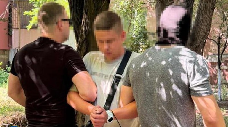 У Дніпрі СБУ затримала російського агента, який на замовлення ворога активував понад 1000 терміналів супутникового зв'язку Starlink.
Уродженець Луганщини потрапив у поле зору російських спецслужб через Телеграм-канали з пошуку "легких заробітків". Йому загрожує до 12 років позбавлення волі.
