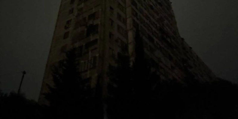 У Грузії стався другий масштабний блекаут за два дні, cлужба держбезпеки розслідує диверсію.
Без світла залишилися Тбілісі та інші регіони, не працювали метро і залізниця.
Енергетики заявили, що причиною стало відключення лінії електропередачі напругою 500 кВ в Імереті, що спричинило розбалансування всієї енергосистеми. Електропостачання почали відновлювати з 08:05 і повністю повернули до 10:15.
Служба держбезпеки Грузії відкрила розслідування за статтею про можливий саботаж. Попередній масштабний блекаут стався в ніч на 24 липня.